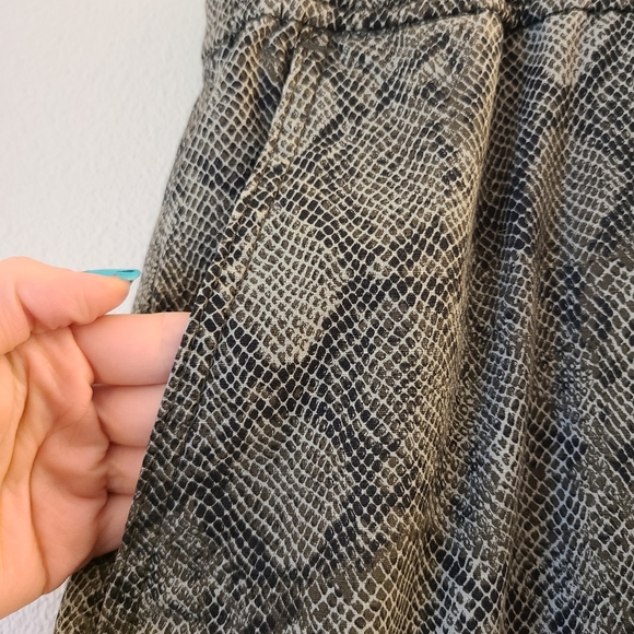 Good American Good Cargo Hunter Snake Jogger Pants - Picture 6 of 8